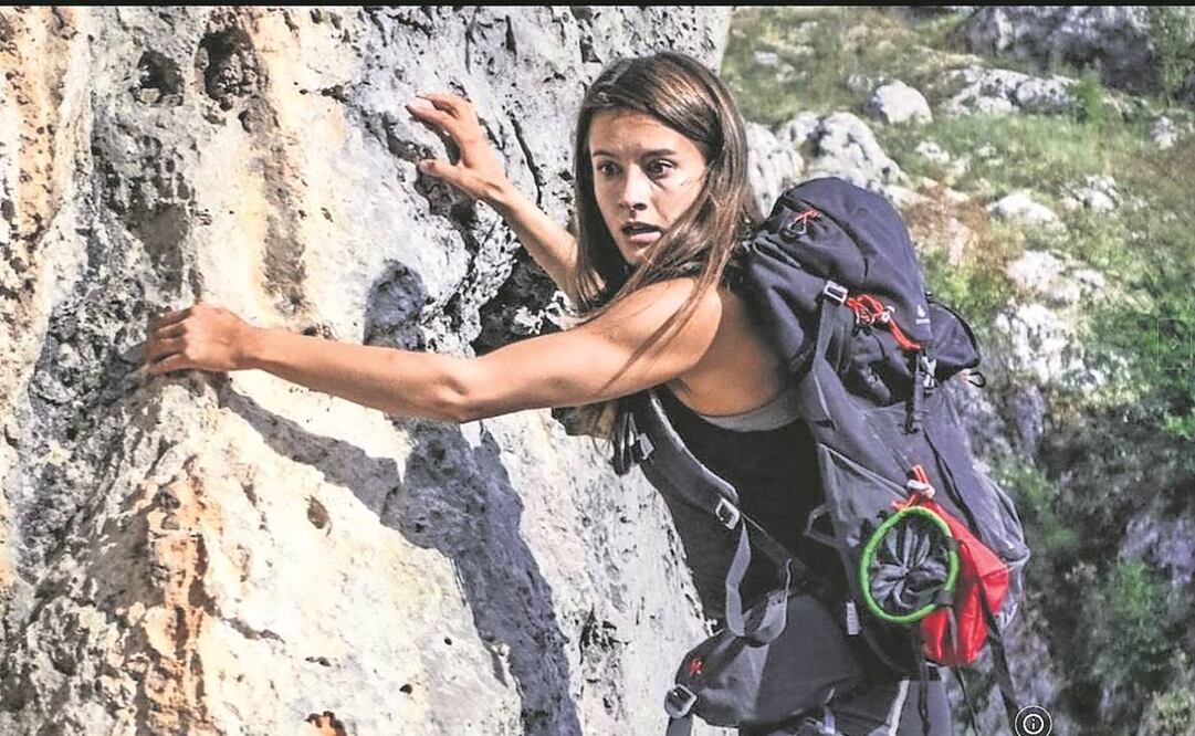 Kelly huye, escalando una montaña, de un grupo de asesinos a quienes les tomó un video revelador. Foto: Saban Films