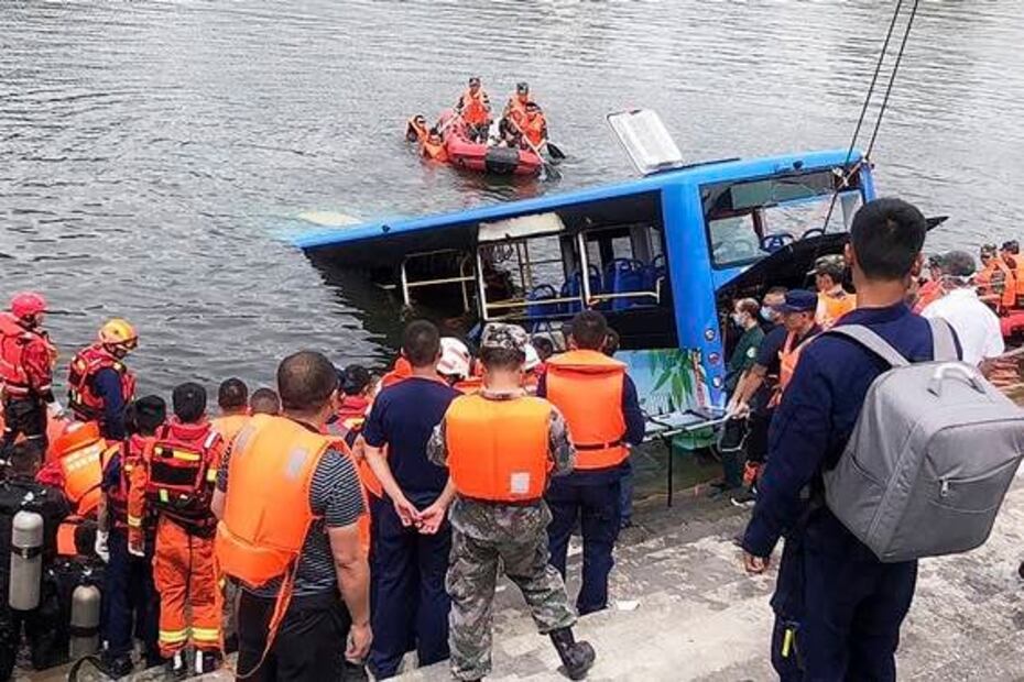 Autobús con estudiantes cae a lago en China; hay 21 muertos
