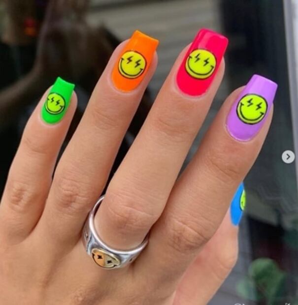 Nail art con caritas felices, la tendencia para alegrarte el día