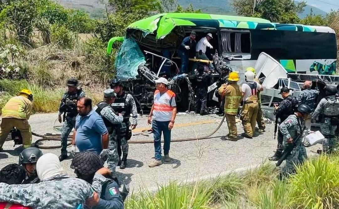 El camión de la GN quedó destruido, al igual que el autobús de pasajeros, con placas 22-HB-75 en la parte frontal izquierda. | Foto: Especial.