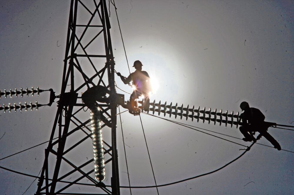 La CFE explica en su informe anual 2018 que las torres de transmisión y postes para la distribución a menudo son dañados por efecto del clima. Foto: ARCHIVO EL UNIVERSAL