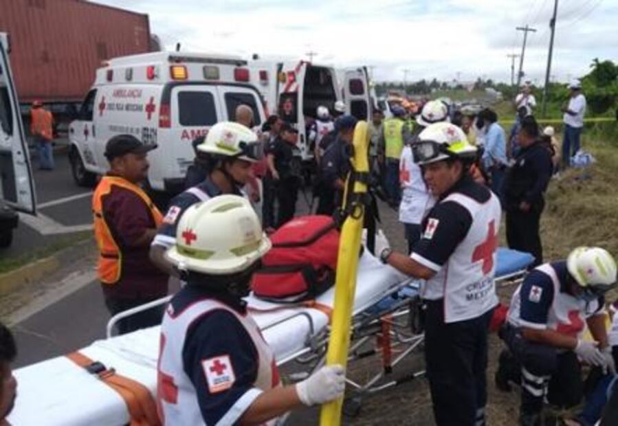 Volcadura deja 25 personas lesionadas en Veracruz