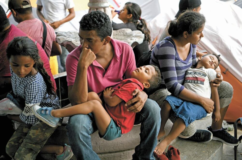 Inmigrantes hondureños en el Puente Internacional en Matamoros, Tamaulipas; fueron regresados a México mientras se procesan sus solicitudes de asilo en EU. Foto: LOREN ELLIOTT. REUTERS