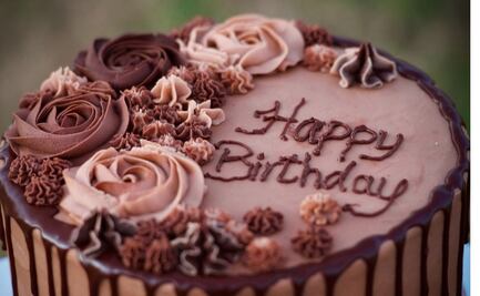 Una señora mordió el pastel de su cumpleaños y sucedió algo inesperado