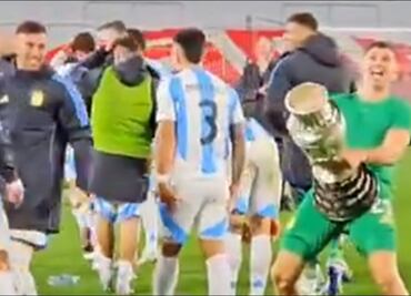 Dibu Martínez volvió a festejar con su particular gesto en festejos por la Copa América