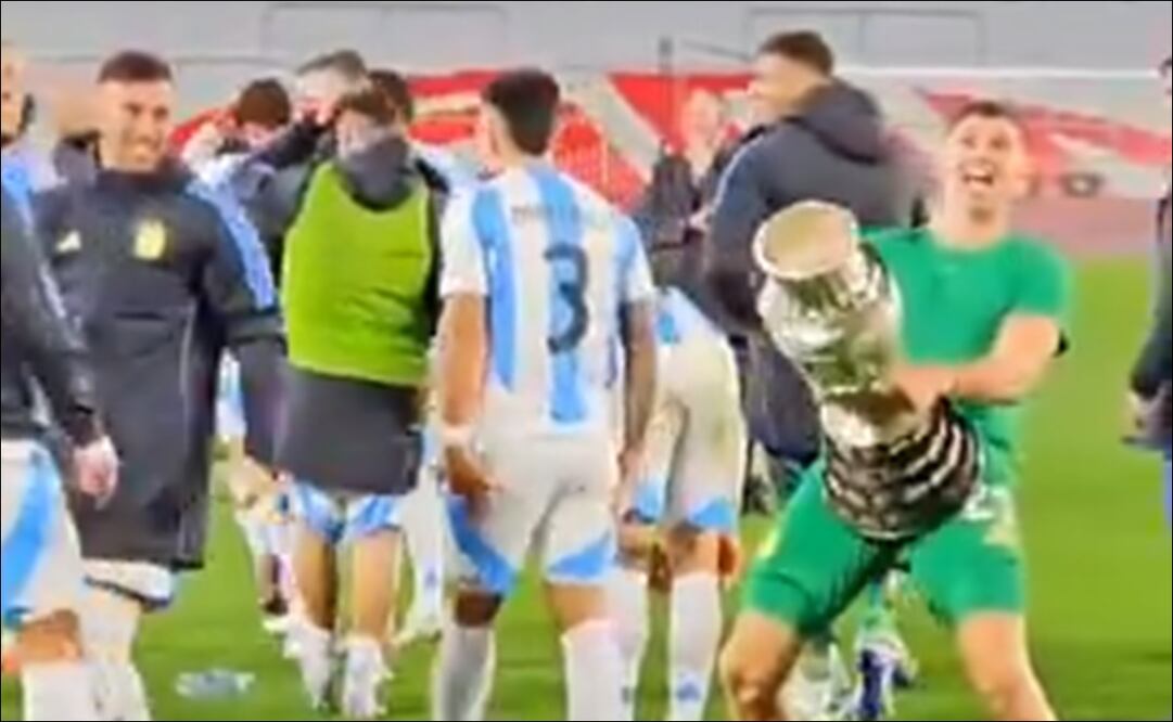 El 'Dibu' Martínez recreó su polémico festejo de la Copa del Mundo / Foto: Especiales