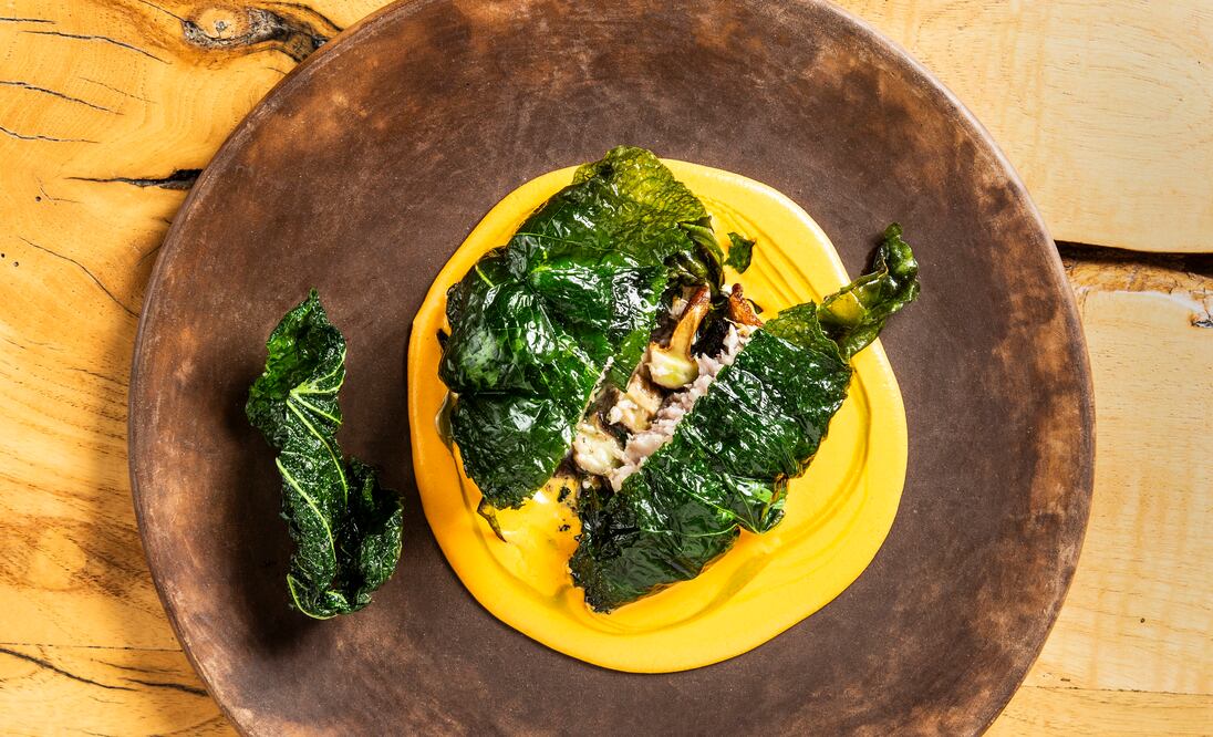 Pescado del día con hoja santa y hongos. Foto: Jorge Garaiz