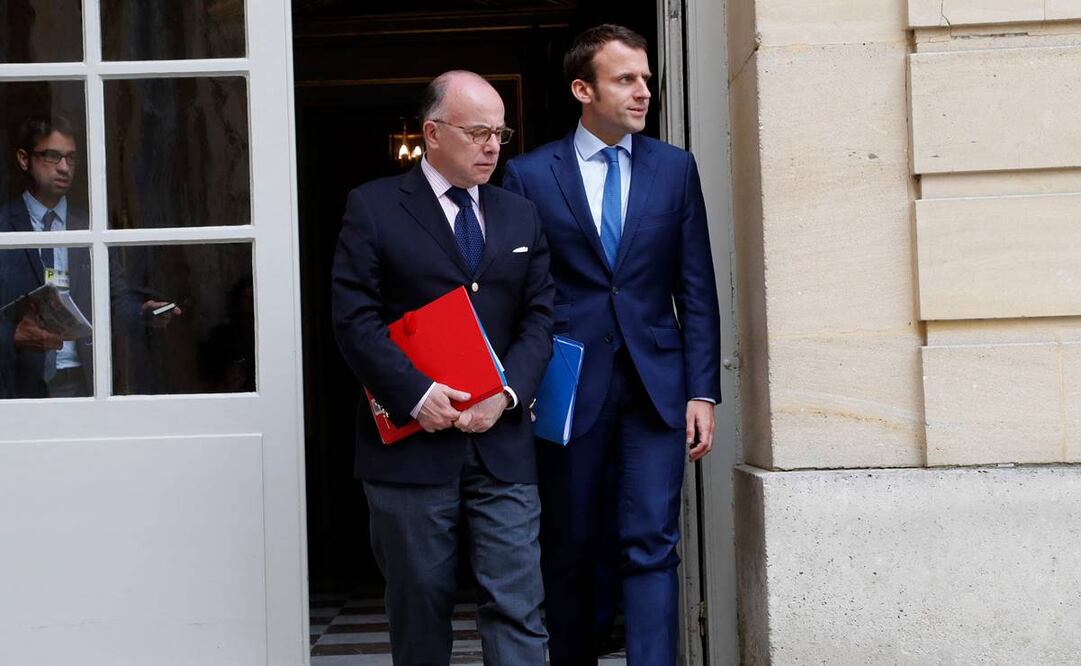 Emmanuel Macron recibirá a Bernard Cazeneuve en el Palacio del Elíseo el lunes por la mañana en el marco de sus consultas sobre el nombramiento de un nuevo Primer Ministro. Foto: AFP