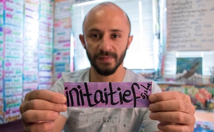 Refugiado convirtió su habitación en un diccionario para aprender idioma