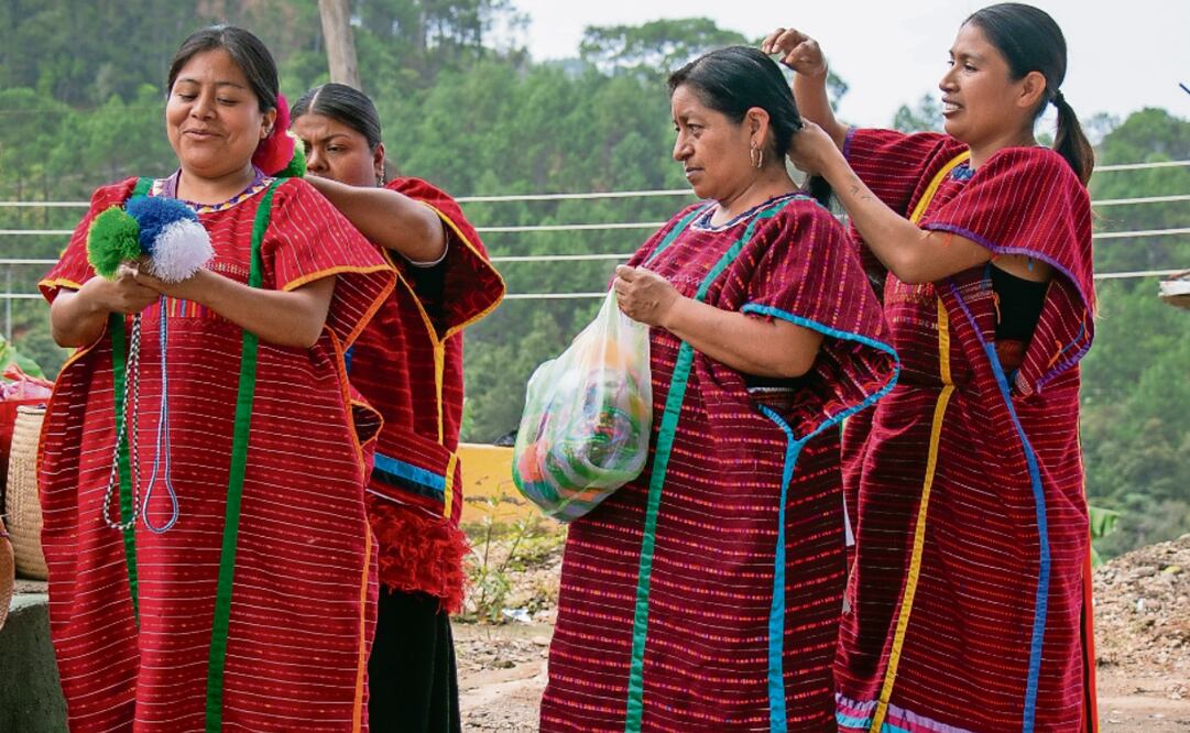 Un total de 24 mujeres y 24 hombres, además de músicos y narradores de Rastrojo Copala, bailarán las piezas de música que comprende el ritual del dote y de las bodas. Foto: Juana García / EL UNIVERSAL