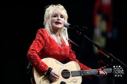 Dolly Parton: recordamos sus looks más icónicos y su gran estilo