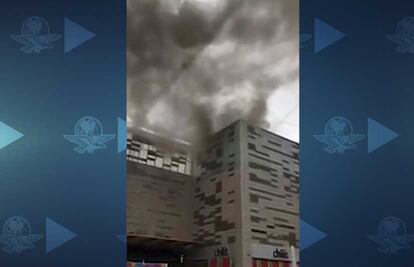 Reportan incendio en centro comercial Paseo Acoxpa, en Tlalpan