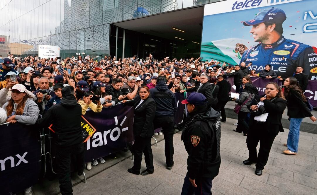 Una multitud buscó acercarse a su ídolo en una plaza comercia. Foto: Moisés Cartillo | AP