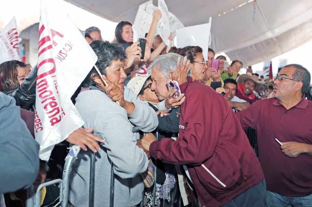 Andrés Manuel López Obrador recorrió el municipio de Jilotepec, Estado de México, y se dejó querer por sus simpatizantes que lucharon por acercarse al abanderado para saludarlo y pedirle que intervenga por sus causas. (VALENTE ROSAS. EL UNIVERSAL)