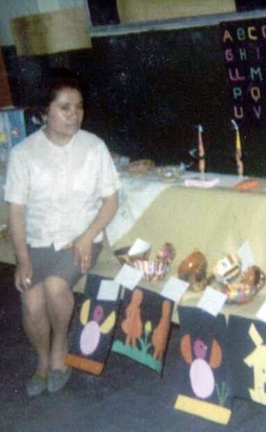 La profesora Eulalia Guadarrama frente a una exposición de trabajos manuales de alumnos de tercer grado en el año de 1972. Juan Pedro tiene recuerdos de agradecimiento y cariño como ex alumno. Ella es tan solo una de tantos profesoras y profesores que han pasado por esta primaria, y otras más, y han dejado su esfuerzo y profesionalismo en pro de la niñez mexicana. Foto: Cortesía/ Especial.