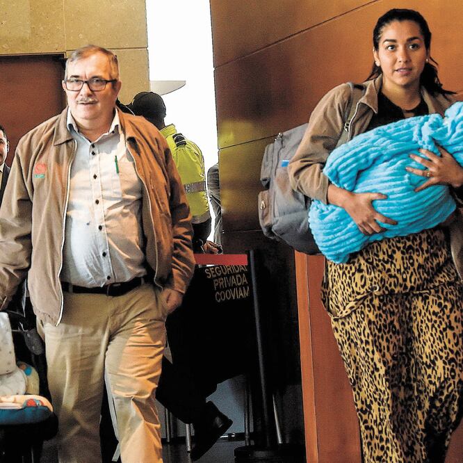 El excomandante máximo de las FARC, Rodrigo Londoño, alias Timochenko, a su llegada a la sede de la Jurisdicción Especial para la Paz (JEP) en Bogotá, junto con su esposa. JUAN BARRETO. AFP