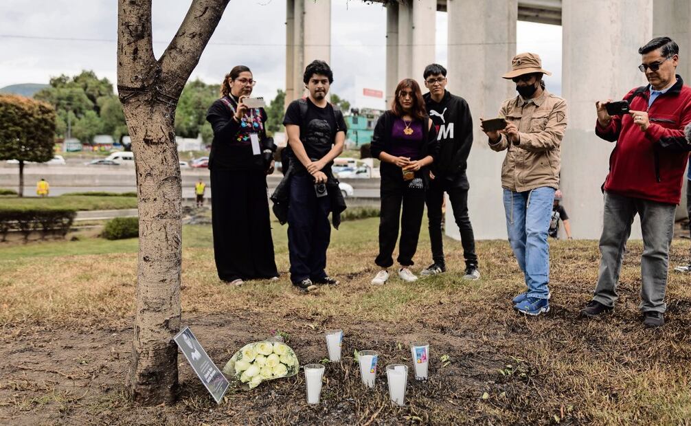 Vecinos y allegados a las víctimas de la explosión decidieron llevar flores, veladoras y fotografías a la glorieta. Foto: Hugo Salvador / EL UNIVERSAL