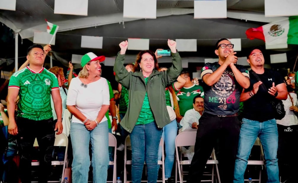 La gobernadora Margarita González Saravia durante el partido de la Selección Mexicana en la Plaza Cívica de Tlaltizapán. Foto: Especial