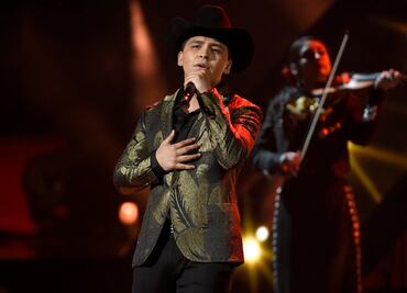 A Christian Nodal el amor a Belinda lo dejó sin ideas para componer, pide ayuda