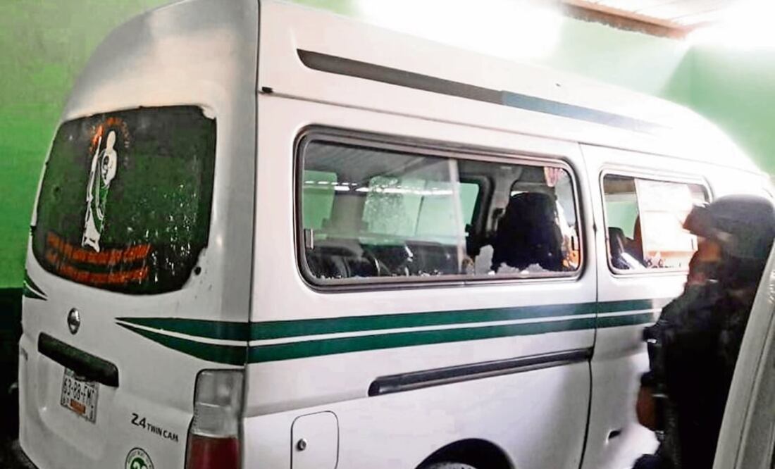 La camioneta de transporte público estaba a punto de salir con pasajeros a bordo, cuando hombres armados llegaron al sitio de la ruta ubicada en las inmediaciones del mercado central de Chilpancingo y dispararon (ESPECIAL)