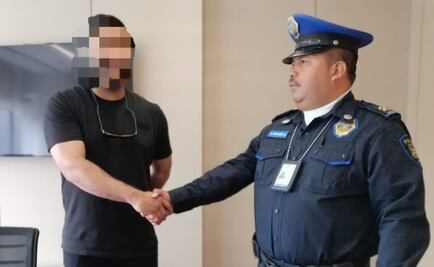 Policía recupera y entrega mochila con mil 684 dólares a su dueño en CDMX