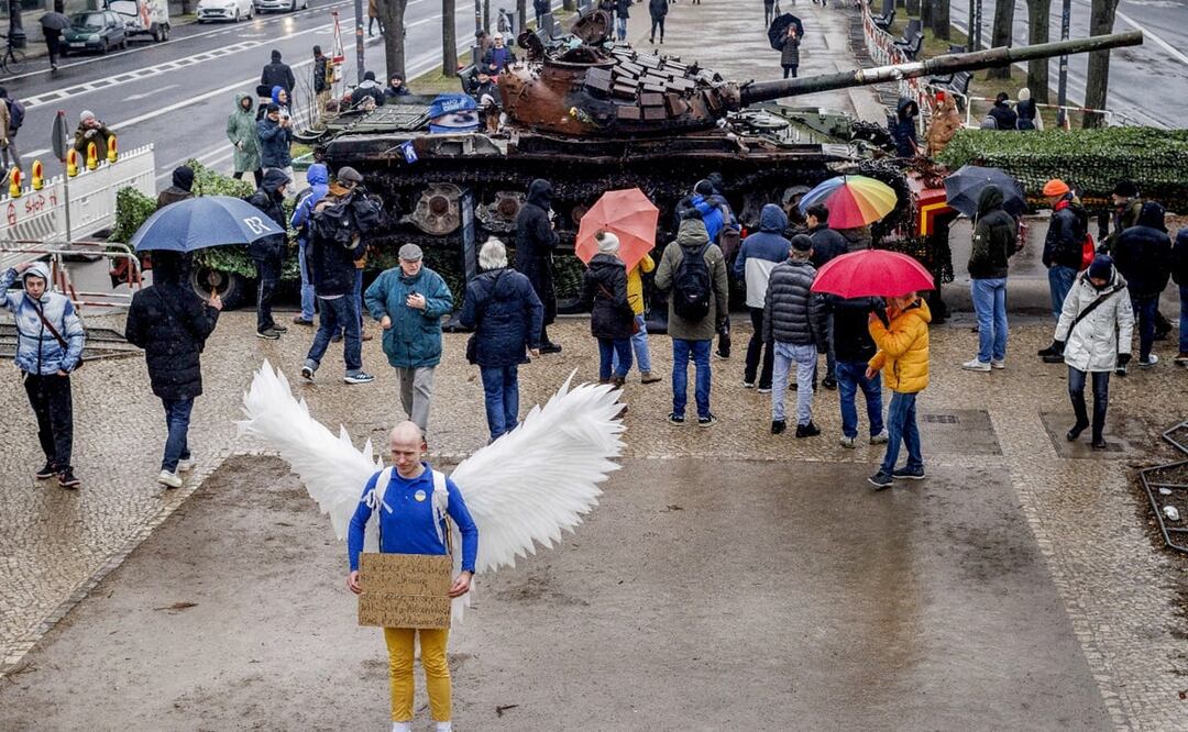 Un hombre vestido como un ángel de la paz se encuentra frente a un tanque ruso destruido en Ucrania, Berlín, Alemania. FOTO: AP