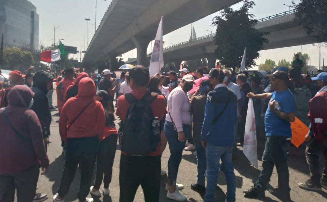 Comerciantes ambulantes bloquean Periférico Norte. Foto: Especial