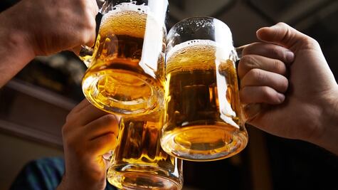 Qué son los "impuestos al pecado" (y por qué causan tanta polémica en el mundo)