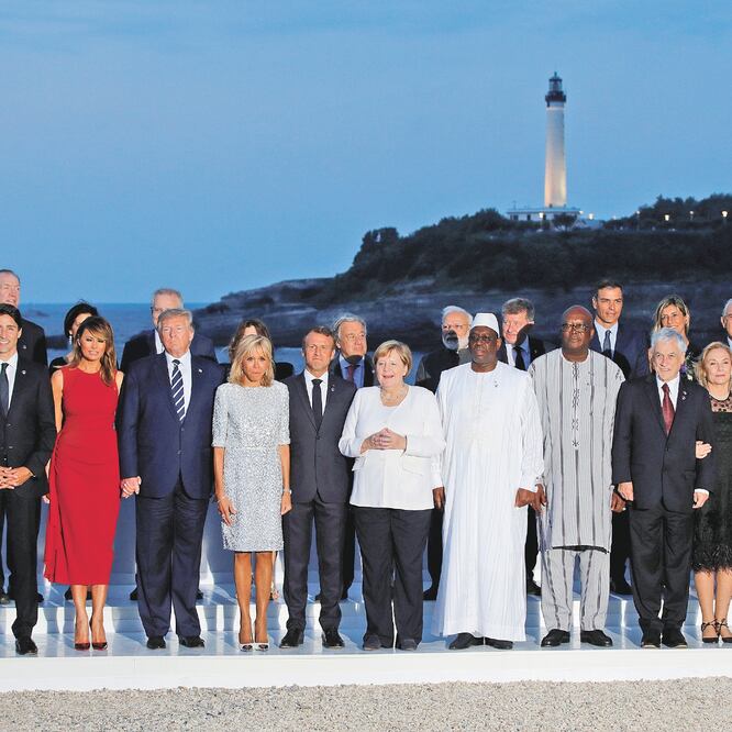 Los líderes del G7, en la foto oficial con invitados especiales, ayer, en la localidad francesa de Biarritz. PHILIPPE WOJAZER. REUTERS