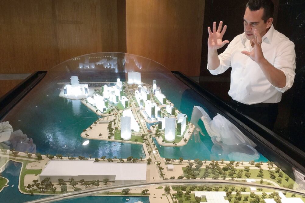 Moreno Cárdenas señaló que, entre otras obras, se prepara un punto de arribo de cruceros, la construcción de 400 metros de muelle y la instalación de astilleros en las costas de Campeche, así como la modernización del malecón. (FOTO: NOÉ SERRANO)