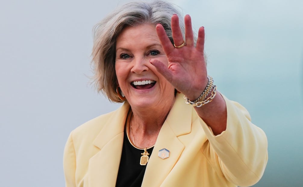 La jefa de gabinete de la Casa Blanca, Susie Wiles, saluda tras desembarcar del Air Force One, el 25 de junio de 2025, en la Base Conjunta Andrews, Maryland. Foto: AP