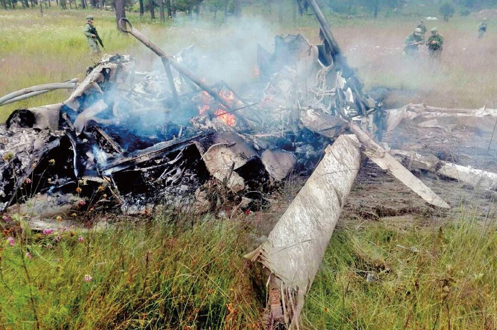 Un helicóptero Bell 412 se desplomó en la zona conocida como el Triángulo Dorado, en Durango; de toda la tripulación, sólo un militar se encuentra con vida. (SEDENA)