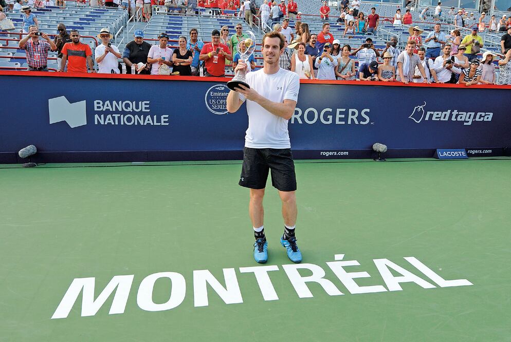 El británico Andy Murray posa con el trofeo Masters 1000 de Canadá (ERIC BOLTE. USA TODAY SPORTS)