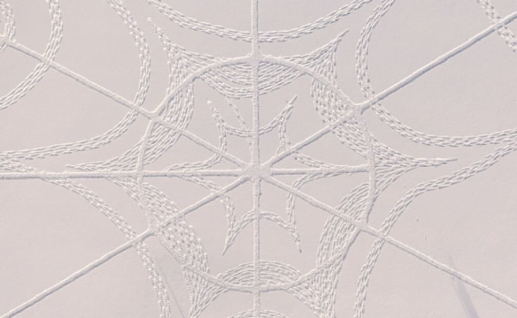 Comunidad finlandesa crea increíble obra de arte efímera en la nieve