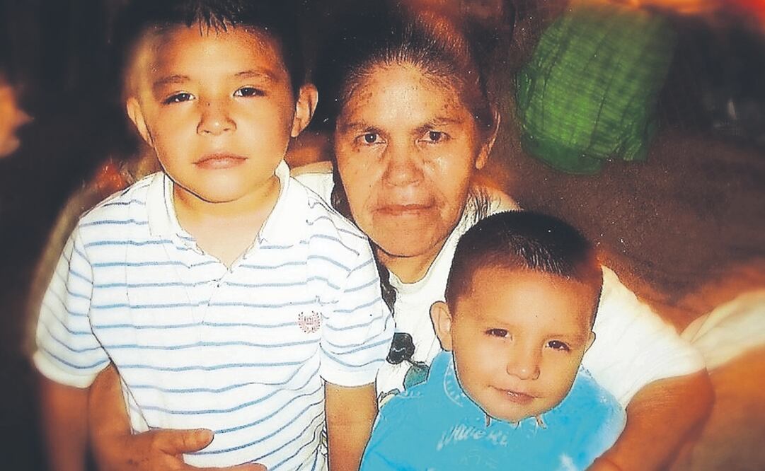 Josefina Rodríguez Vega, abuelita mexicana, junto a dos de sus nietos, en Baltimore, Maryland. Foto: de EFE