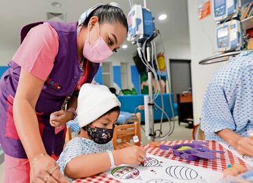 La escuela cobija a niños en el hospital; cambian bancas por camillas y uniforme por una batita