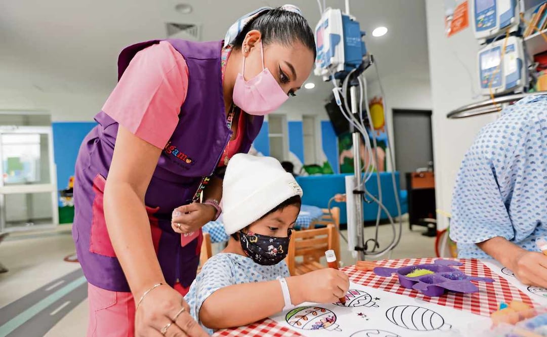 En Toluca, la maestra Fernanda García imparte clases entre camillas y aparatos para evitar el rezago educativo y apoyar a pequeños pacientes. Foto: Jorge Alvarado / EL UNIVERSAL