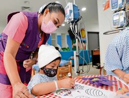 La escuela cobija a niños en el hospital; cambian bancas por camillas y uniforme por una batita