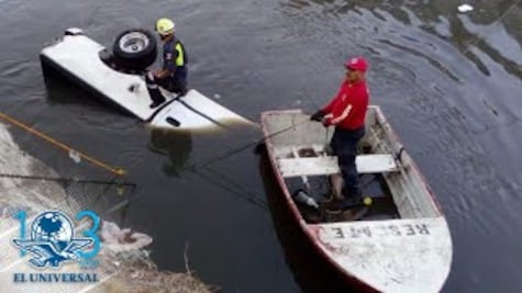 Cae automóvil a canal de aguas negras en Circuito Exterior Mexiquense