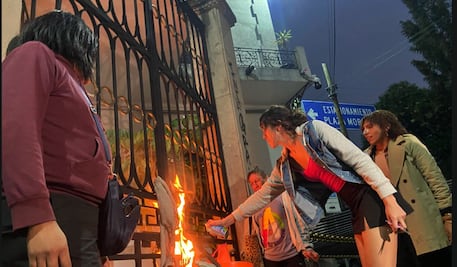 FOTOS: Personas trans vandalizan Segob; exigen reconocer sus derechos