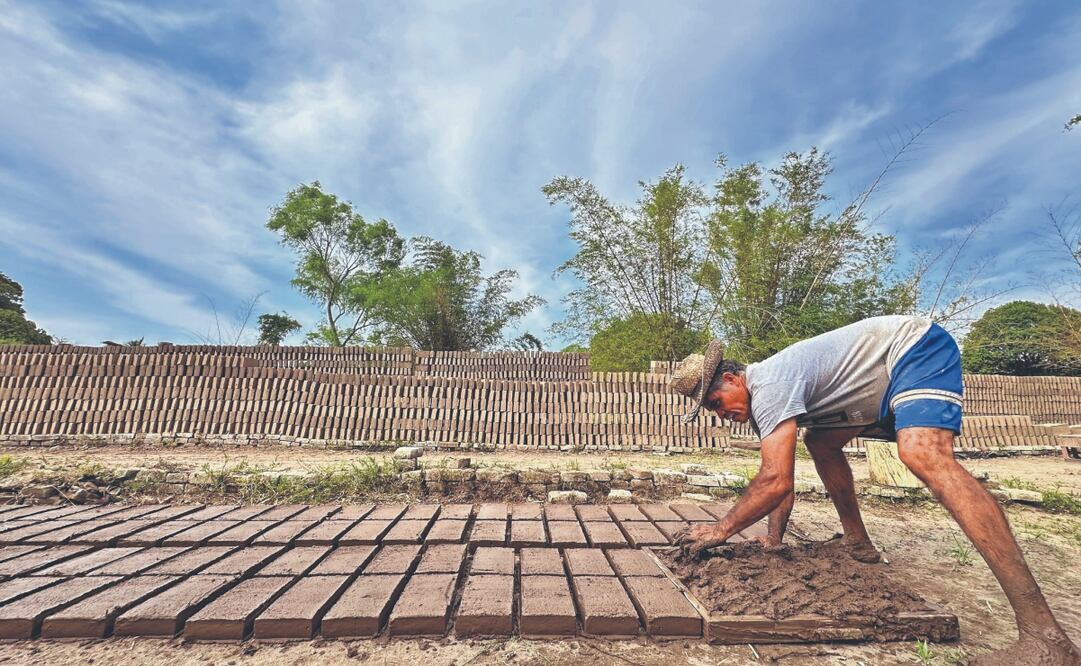 Rodolfo López Hernández es un labrador de ladrillo, oficio que aprendió de sus hermanos mayores luego de que su padre muriera. Fotos: de Patricia Morales