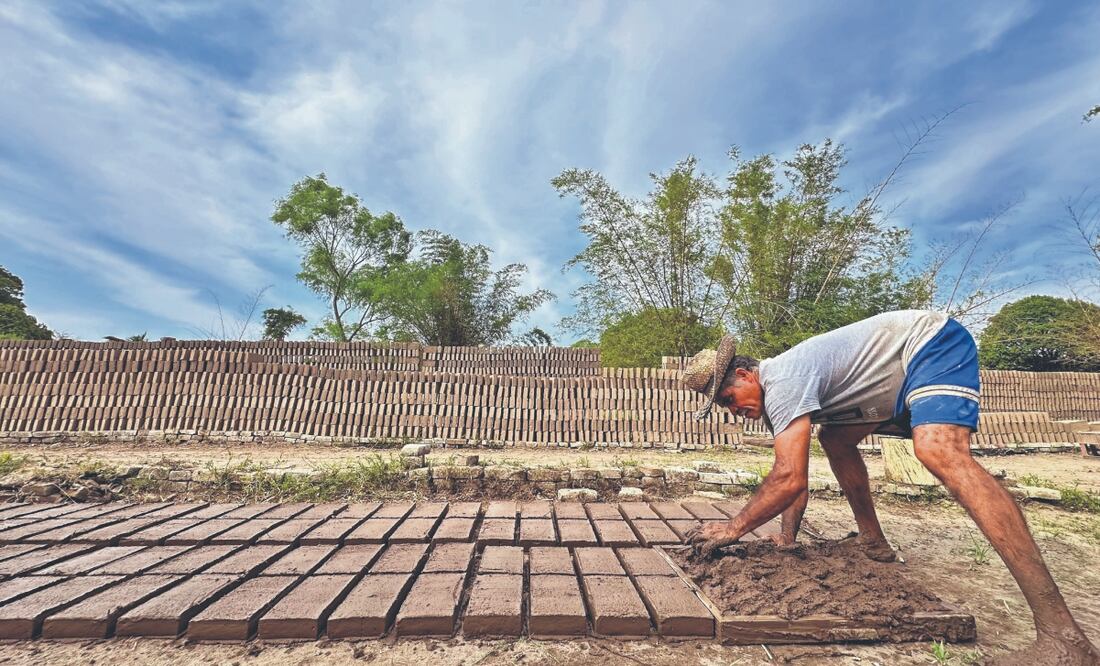Rodolfo López Hernández es un labrador de ladrillo, oficio que aprendió de sus hermanos mayores luego de que su padre muriera. Fotos: de Patricia Morales