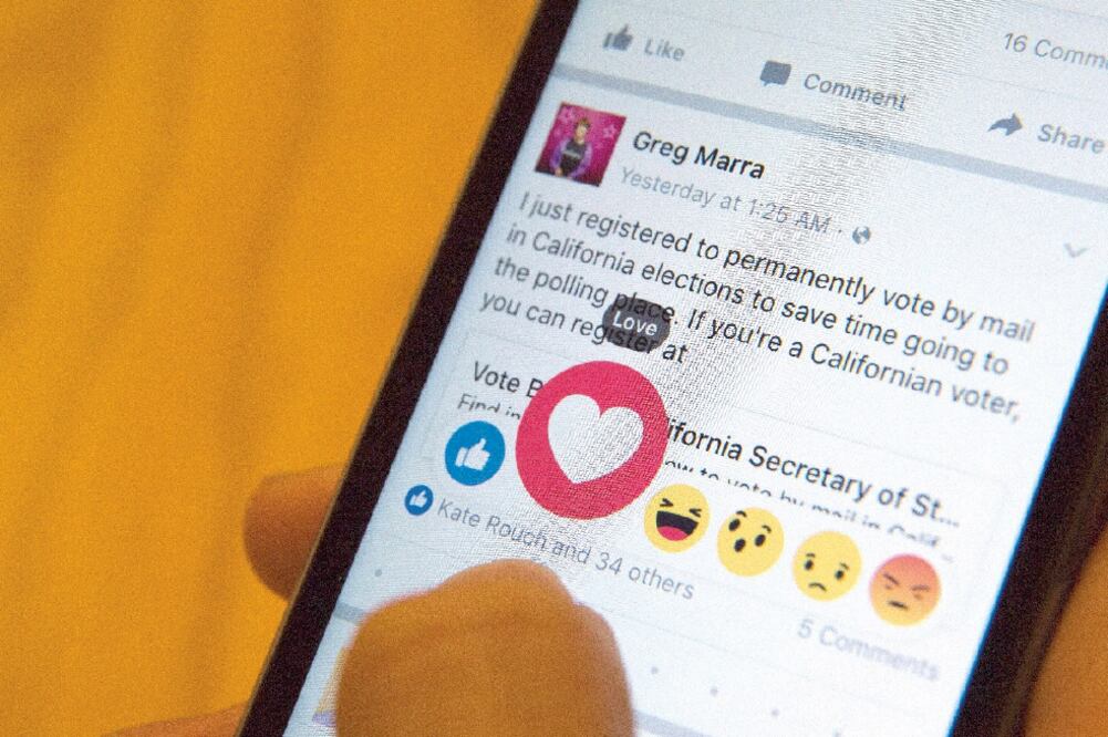 Las cinco nuevas opciones se muestran como emoticones animados, entre ellas, enfado, tristeza y amor (MARY ALTAFFER. AP)