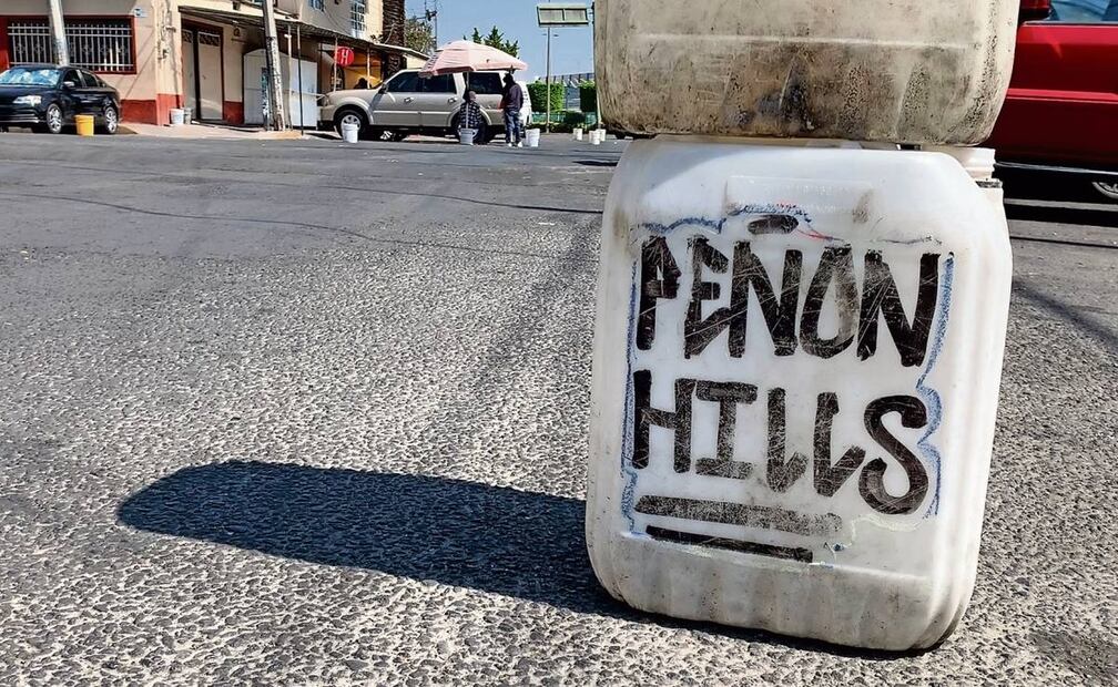 Garrafones, bidones, llantas, todo objeto es bueno para ayudar a los franeleros a apartar los lugares para estacionarse cerca del AICM. Foto: Alberto González / EL UNIVERSAL