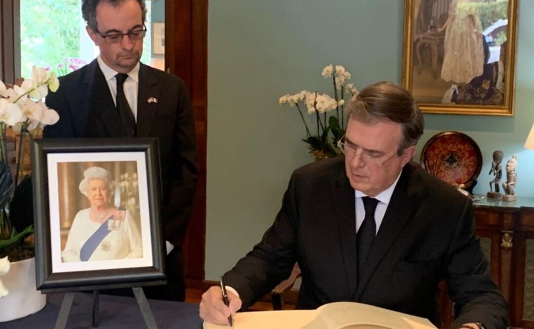 Marcelo Ebrard fue a la embajada del Reino Unido a firmar el libro de condolencias. Foto: Twitter @m_ebrard