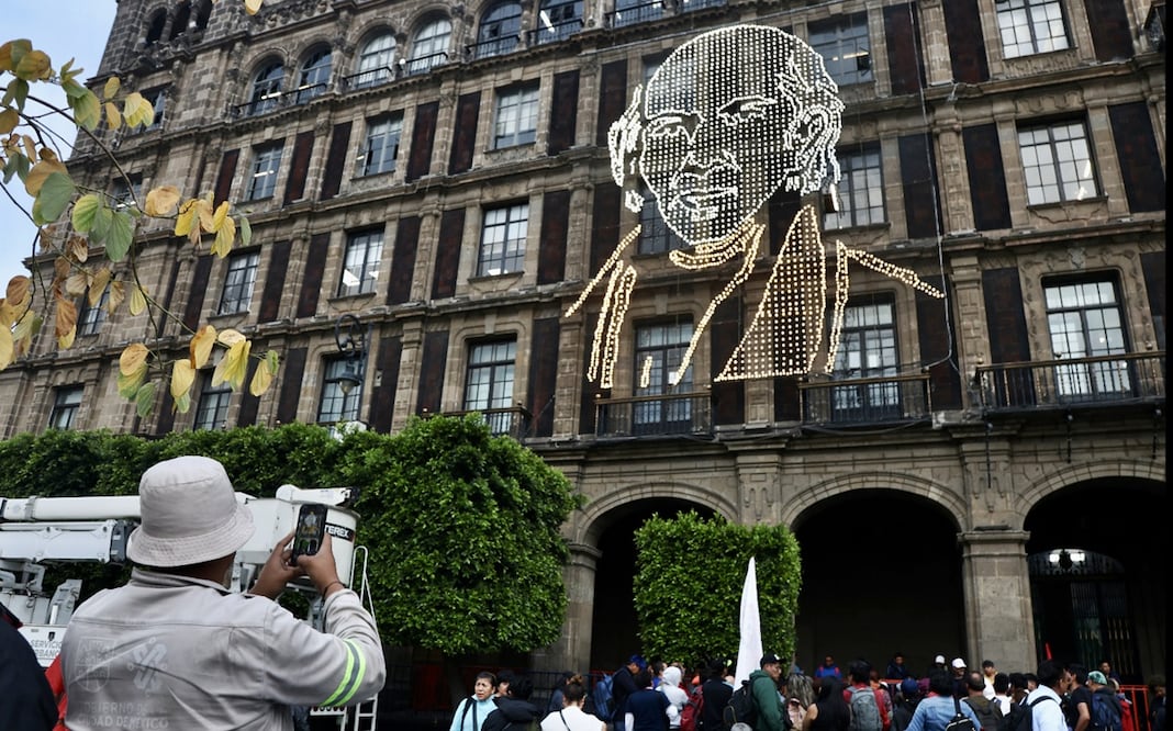 A casi un mes de las fiestas patrias, personal de la Secretaría de Obras y Servicios comenzó la instalación del alumbrado rumbo al 15 de septiembre en los edificios del Zócalo de la Ciudad de México, el 18 de agosto de 2025. Foto: Valente Rosas/EL UNIVERSAL