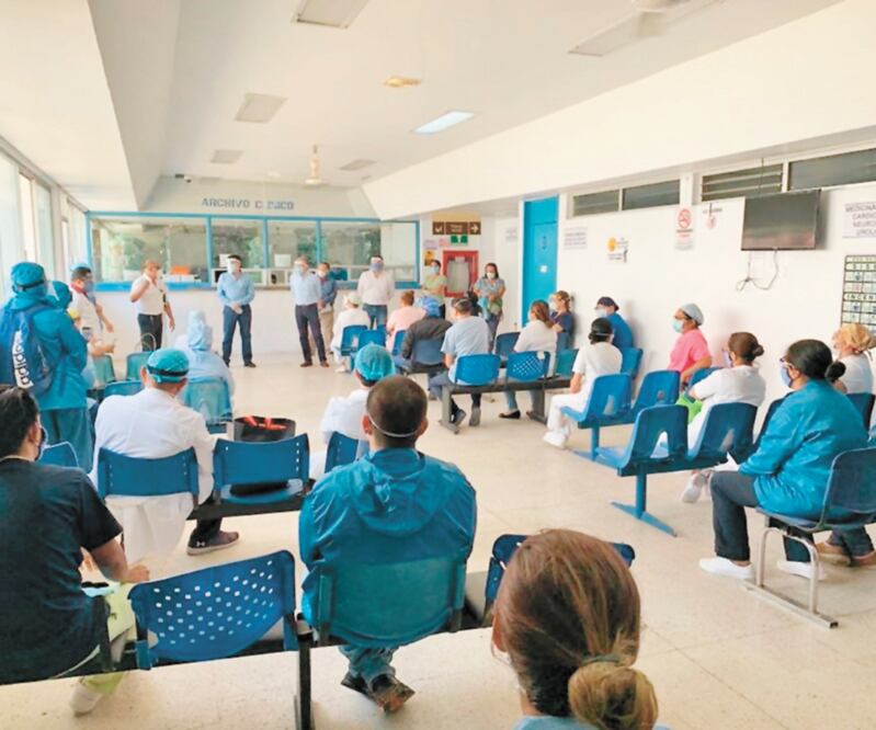 Personal del Hospital General de Iguala en una reunión con el secretario de Salud estatal, Carlos de la Peña, por la emergencia de Covid-19. ESPECIAL