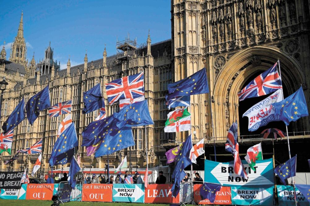 Mensajes a favor de la salida británica de la Unión Europea (UE), ayer afuera del Parlamento en Londres. Foto: DANIEL LEAL-OLIVAS. AFP