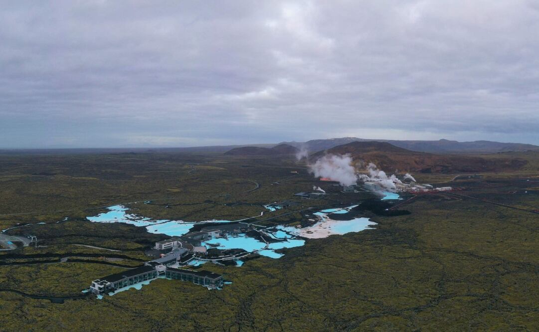 Vista aérea tomada el 28 de febrero de 2021 muestra Blue Lagoon, cerca de la ciudad de Grindavik en la península de Reykjanes, Islandia. Foto: AFP