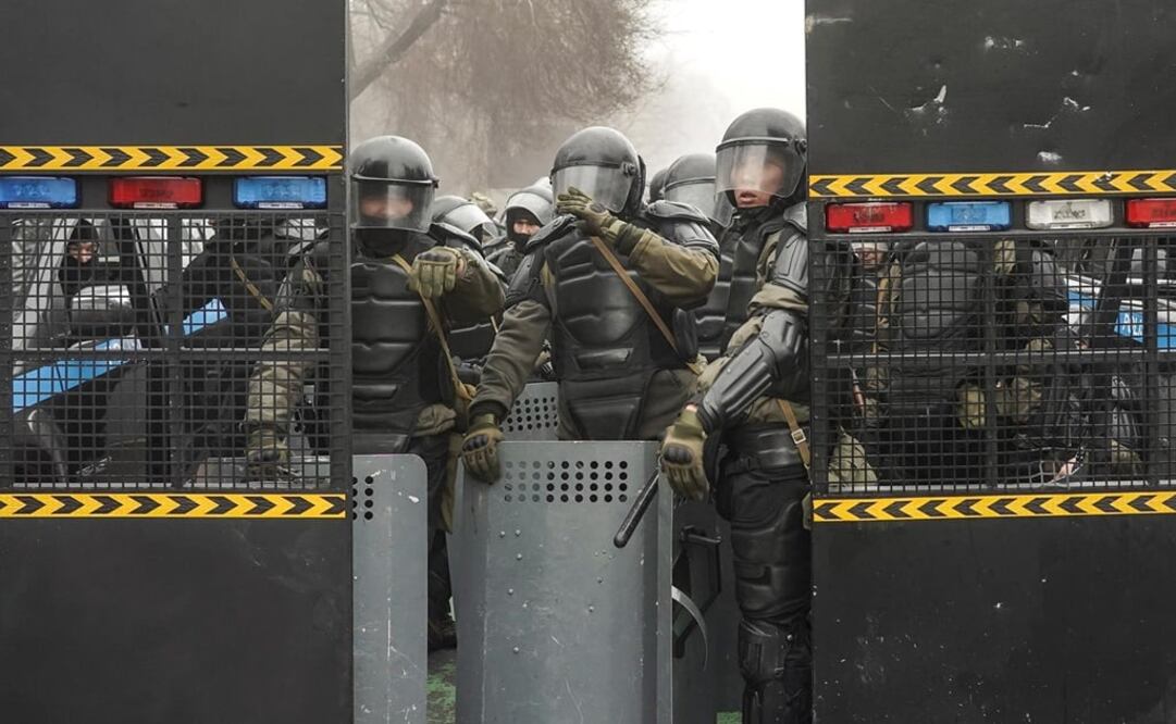 Policías antidisturbios vigilan una calle durante las manifestaciones por la subida de los precios de la energía en Almaty, Kazajstán. Foto: EFE